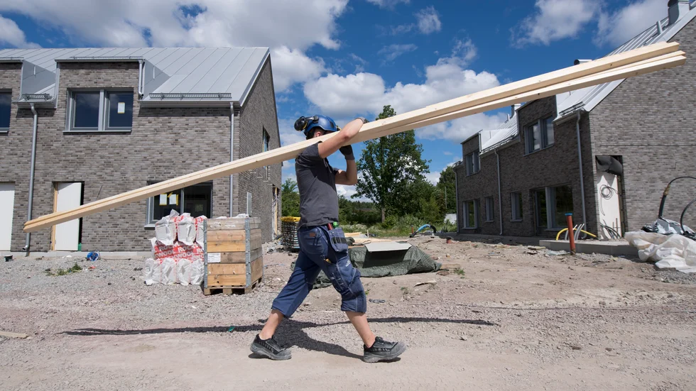 Högre priser på energi, frakt och material är tänkbara orsaker till att allt färre hus byggs i Sverige.