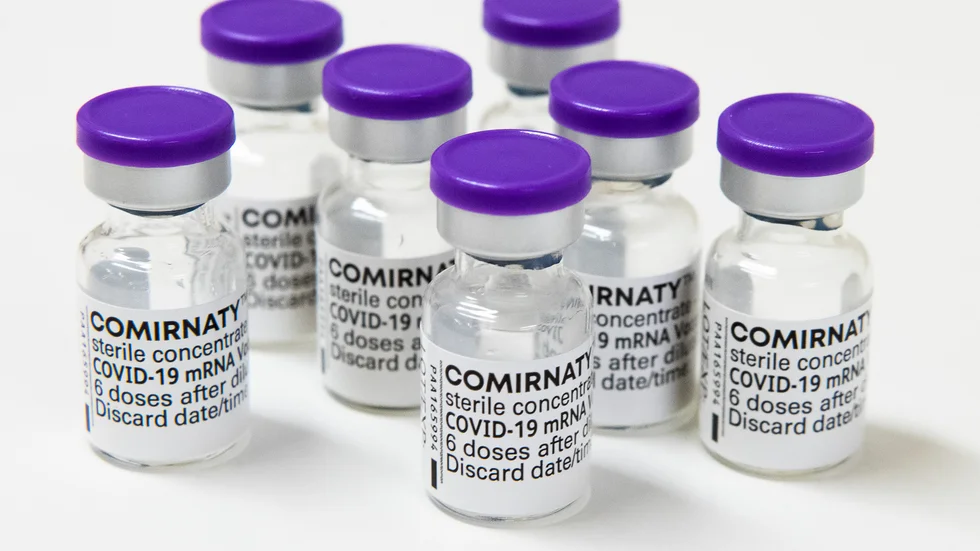 Den som är över trettio och ska få sin tredje vaccindos kommer inte längre att kunna välja mellan Moderna eller Pfizer.