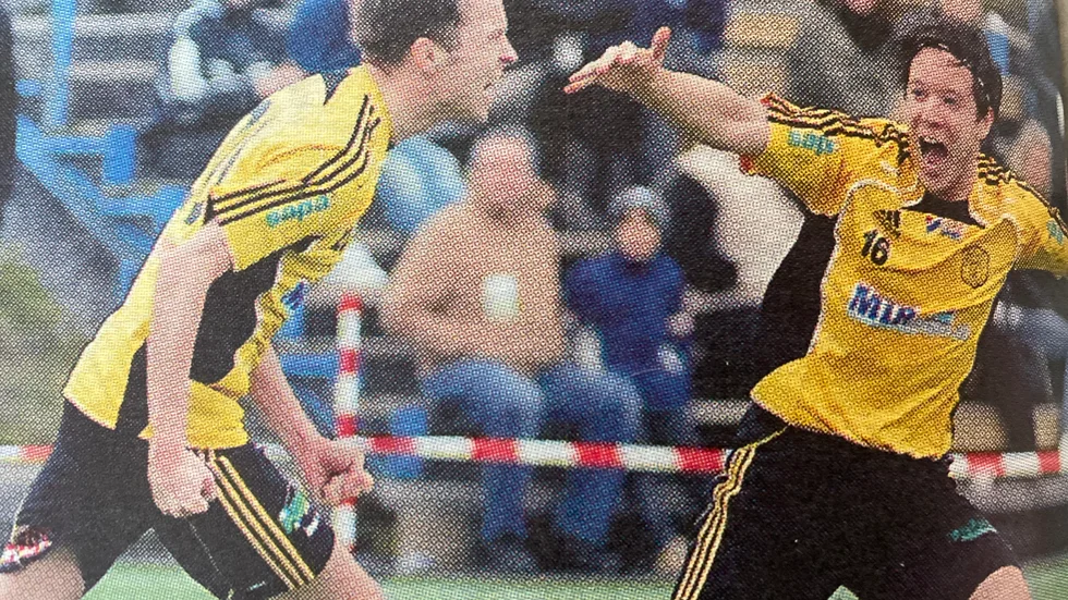 Jimmi Gustavsson jublar ikapp med Tomas Borg efter 2-1-målet för VIF.