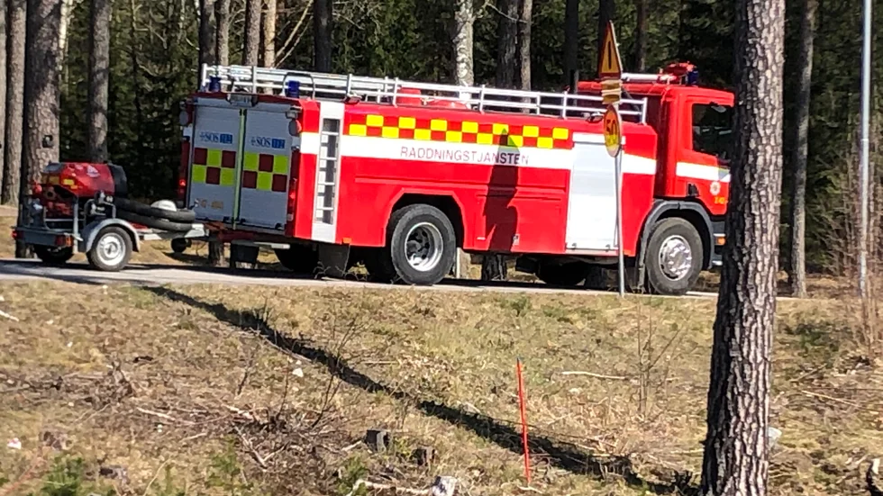 Flera stationer larmades på tisdagsförmiddagen till en större gräsbrand i Kvarn.