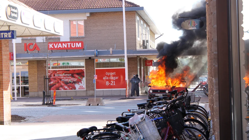 På morgonen den 18 maj 2011 satte beväpnade och maskerade män en bil i brand och slog sig in på Handelsbanken i Flen.