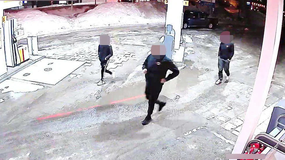 Tre personer döms för försökt till grov utpressning. Två av dem döms till fängelse. 