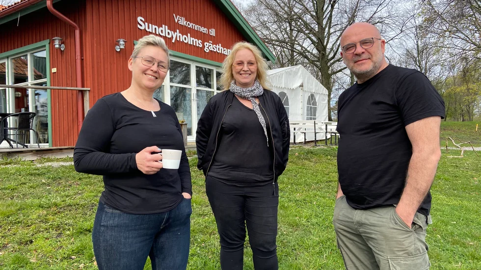 Uteserveringen vid Sundbyholms gästhamn ska byggas ut med ett altandäck på den plats där den här trion står. Från vänster Helena Pagoldh, Ulrica Sjöberg och Håkan Andersson.