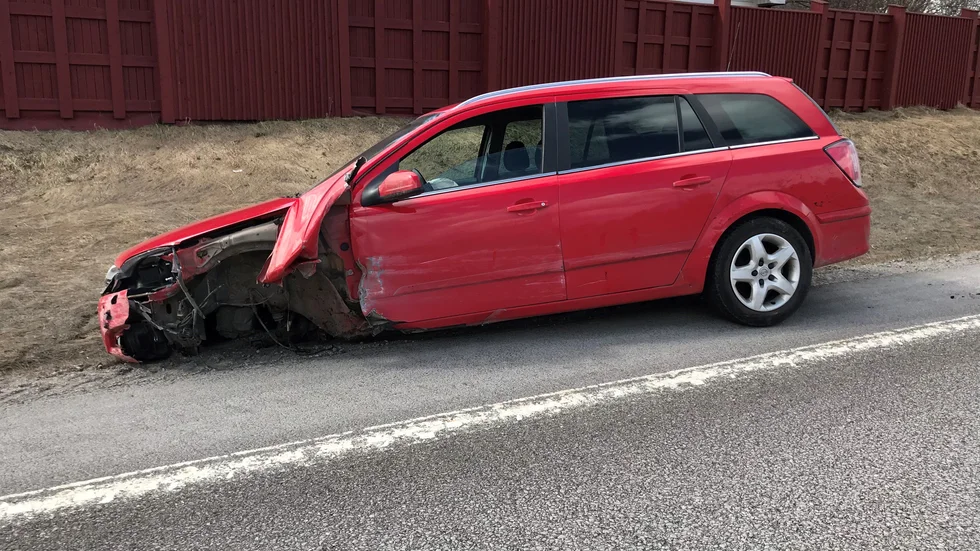 En personbil körde in i mitträcket efter E4 vid norra infarten till Jävre. 