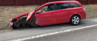 Personbil körde in i mitträcke efter E4