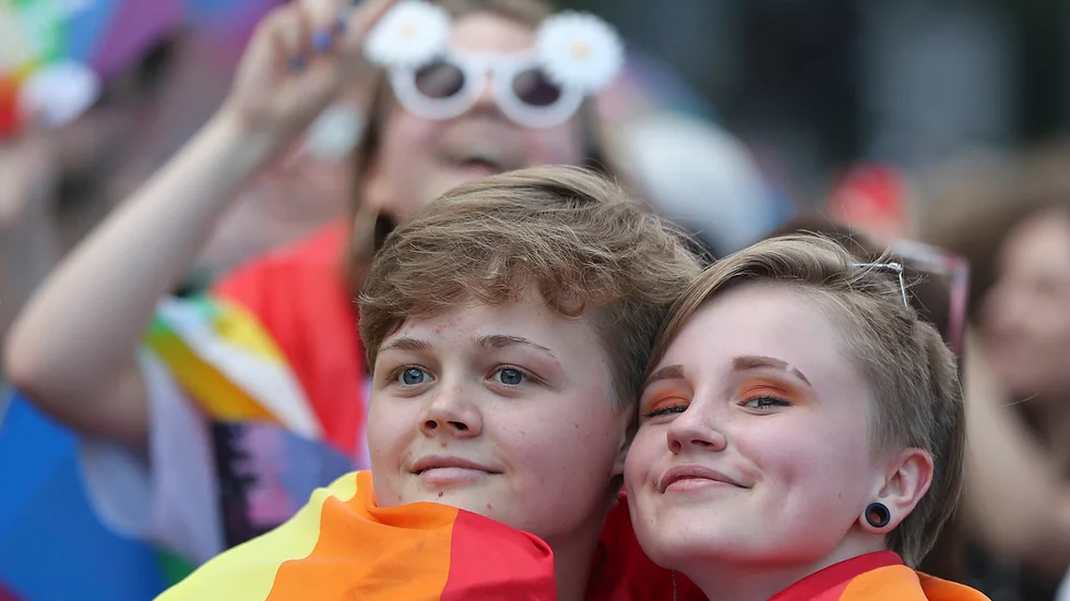 Stolta deltagare i 2019 års prideparad i Warszawa, Polen. Landet får nu kritik för hur man behandlar hbtq-personer. Arkivbild.