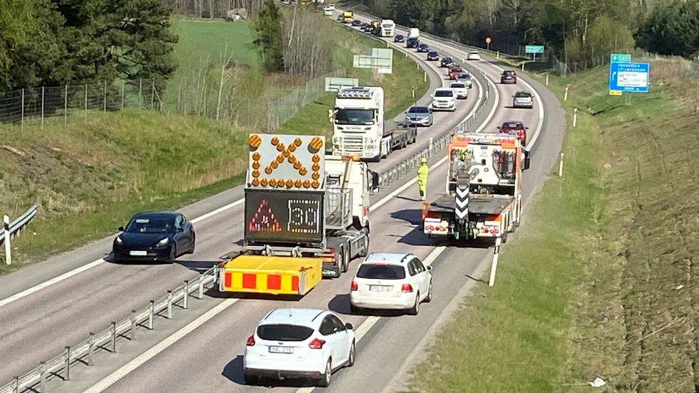 Långa köer uppstod på E 20 under onsdagseftermiddagen när ett slukhål upptäcktes i vägbanan.
