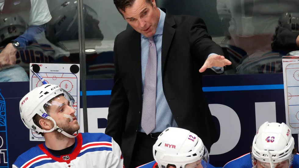 David Quinn får lämna New York Rangers.