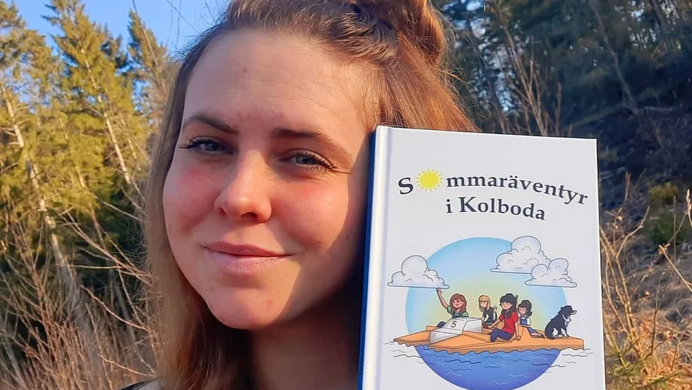 Karaktärerna är baserade på den egna familjen och det finns gott om inspiration att ta ifrån. Här ser vi författarinnan Lisa Steijdal med sin debut "Sommaräventyr i Kolboda".