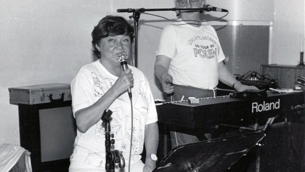 Anna-Lena Löfgren såg ut så här när hon, som 48-åring i juni 1992 på ett äldreboende i Arvidsjaur, sjöng och berättade om sin karriär. Ackompanjatör är hennes make Benny Lööf.