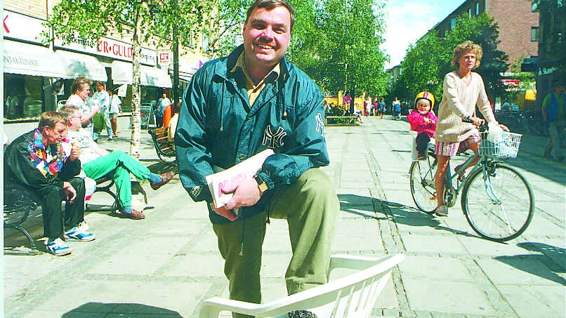  Peter Lundgren på uppdrag för NSD på Storgatan i Luleå 1995, hemstaden vars människor och platser han älskade att skriva om.