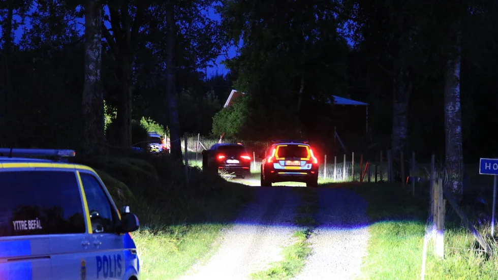 Polisen har flera enheter som letar efter den försvunna kvinnan vid Vendelsjön, Tierp.