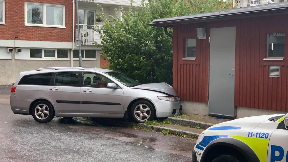 En bil har krockat med ett soprum på Mjölkudden. 
