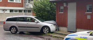 Bil körde in i sophus – föraren smet från platsen