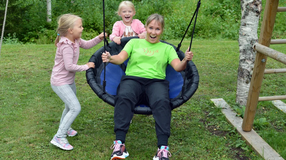 Linnea Åkerholm och Alicia Barsk tillsammans med Sofi Wiippa Lahti.