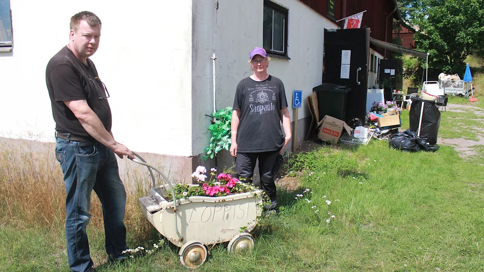 Daniel Hederud och Cecilia Hederud har tagit beslutet att stänga Mörlunda loppis, i vart fall tillfälligt samtidigt som sökandet efter en ny ägare går vidare.