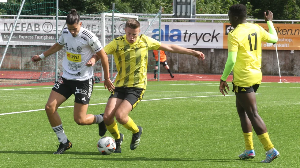 Maifs forward Alexandar Mutic är nära att komma loss i första halvlek. Det var sedan i andra halvlek som Maif steppade upp och gjorde segerrycket. 2-0 hemma mot Huddinge ger boost uppåt.