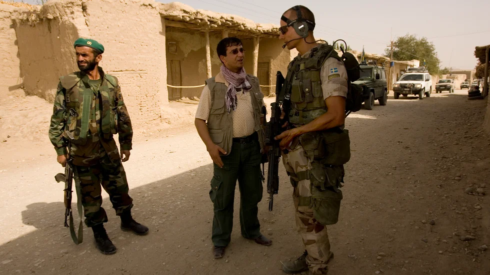Förutom hjälp med språkförbistringar har de afghanska tolkarna varit brobyggare mellan militären och lokalbefolkningen, skriver debattören.