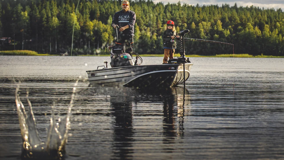Hans pappa lärde honom att fiska. Nu tar Bjarne Lindberg med sonen Clint på fiskeäventyr.