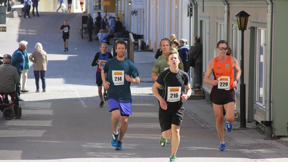 Stadsloppet i Östhammar är en omtyckt tillställning. Här deltar löpare i 2017 års lopp.