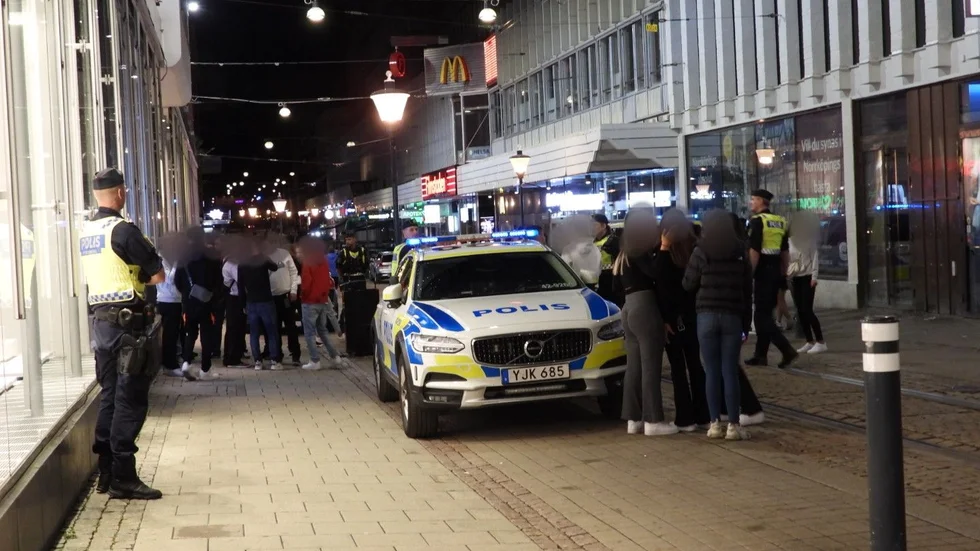 Ett flertal polispatruller kallades ut till Drottninggatan i Norrköping under sena fredagen.