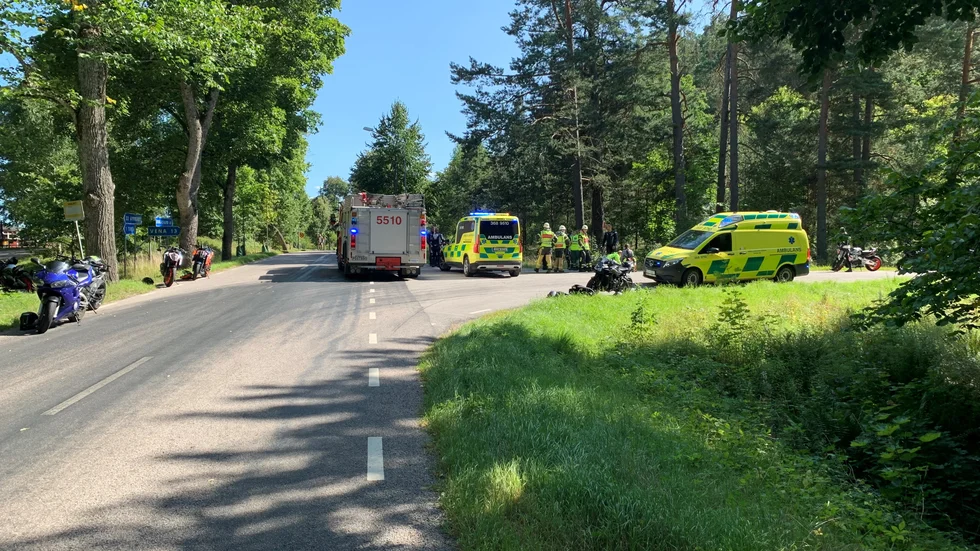 Flera ambulanser ryckte ut när två motorcyklister kolliderade. 