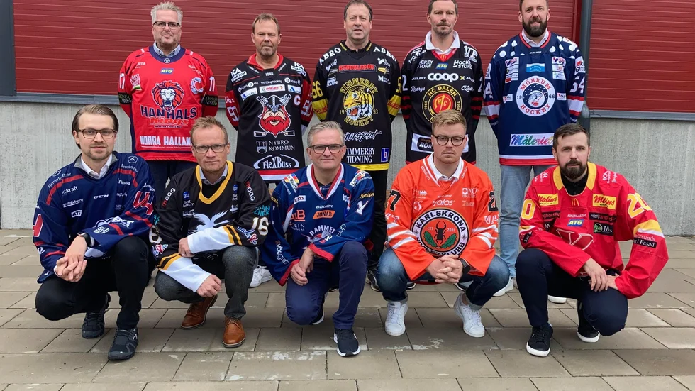 Lagens huvudtränare på upptaktsträffen inför Hockeyettan södra. Övre raden från vänster: Per Ljusteräng Hanhals, Mikael Tisell Nybro, Staffan Lundh Vimmerby, Per Gustafsson Dalen, Thomas Engman Mörrum. Nedre raden från vänster: Emil Ivansson Kallinge/Ronneby, Arto Miettinen Tranås, Fredrik Johansson Halmstad, Eric Karlsson Karlskrona, Viktor Tuurala Kalmar. 