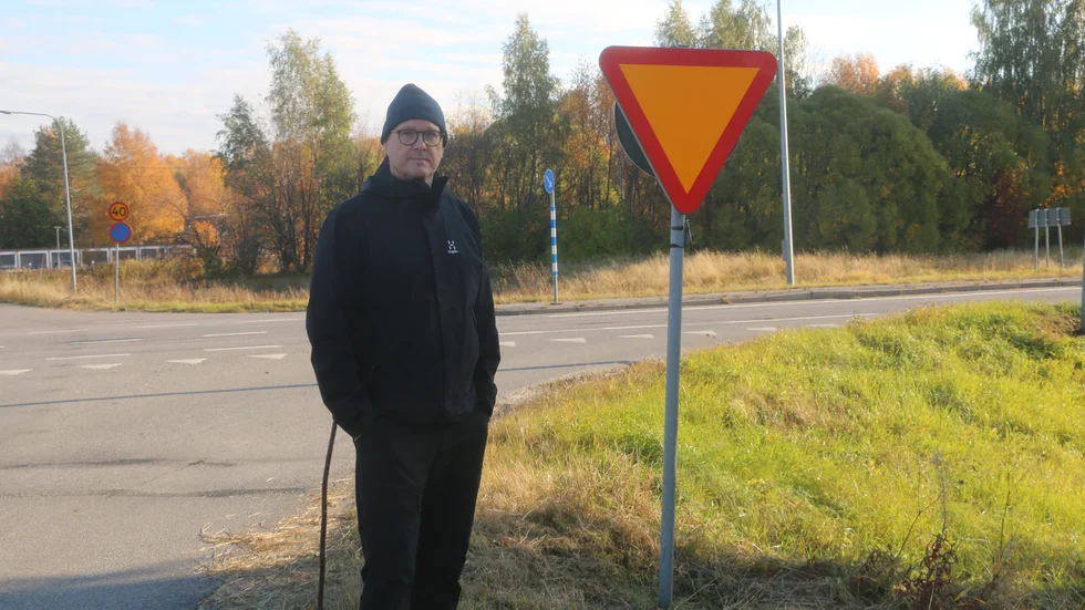 Niclas Hansen som bor nära korsningen har sett många olyckor genom åren. Nu kräver han och andra närboenden att Trafikverket och Piteå kommun vidtar åtgärder innan det sker en dödsolycka.
