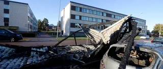 Fyra bilar skadade i brand i Slagsta – Tina såg soprummet brinna ner: "Övertänt på några minuter"
