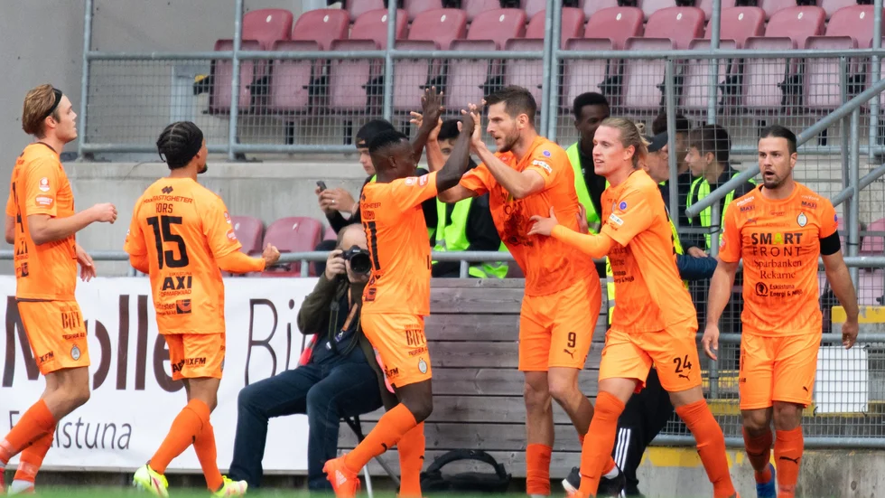 Ashley Coffey (fyra från vänster) fick på en klockren träff i den första halvleken när han satte dit 1–0. (Arkivbild)