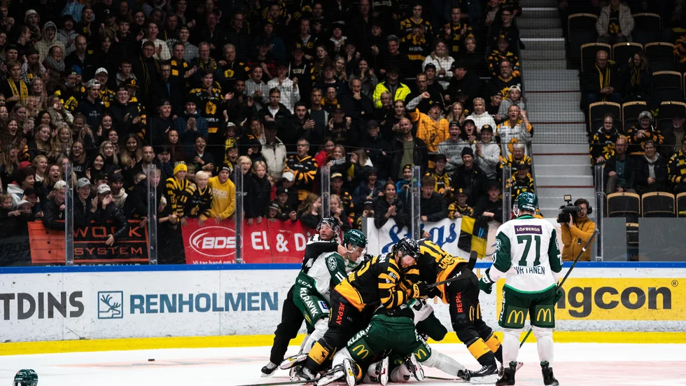 Publiktrycket i Skellefteå Kraft Arena ledde till en hel del känslor. Här i slutet av andra perioden när flera spelare var inblandad i en brottningsmatch.