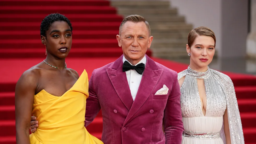 Lashana Lynch, Daniel Craig och Lea Seydoux i det mest uppmärksammade röda mattan-evenemanget i London sedan pandemin bröt ut.