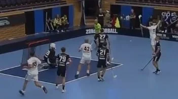 Linköpings Simon PAlmén har precis slagit in det matchavgörande målet med tre sekunder kvar.