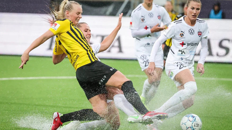 Häckens Stina Blackstenius (tv) i kamp om bollen med Rosengårds Gudrun Arnardottir under lördagens fotbollsmatch i damallsvenskan mellan Häcken och Rosengård på Bravida arena.