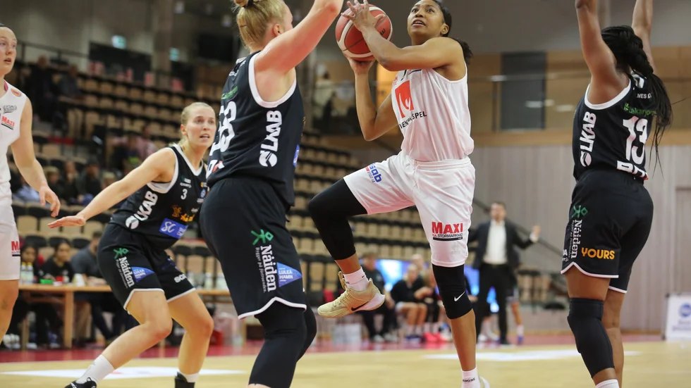 Davion Wingate var matchens behållning för VIsby Ladies med sina 25 poäng var hon i en klass för sig i Visby och var även poängbäst.