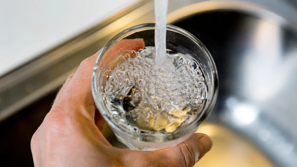 VA-taxan gör inte skillnad på om du dricker ett glas vatten på landsbygden eller i stan, skriver Bertil Lustig.