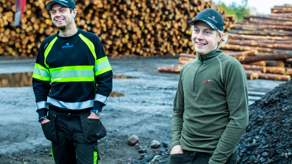 ”Vi såg timmerbilarna komma, hörde ljudet från sågen och drömde om att själva köra maskinerna en vacker dag, berättar bröderna Rouna som nu fått se sin dröm gå i uppfyllelse.
