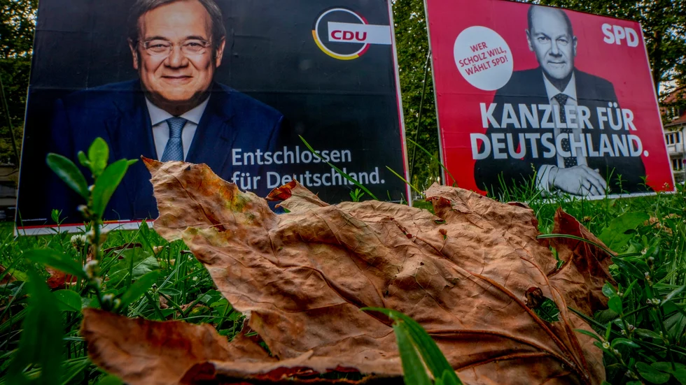 Blir det SPD:s Olaf Scholz, till höger, som blir nästa tyska förbundskansler, eller blir det CDU:s Armin Laschet trots ett historiskt svagt val? Allt avgörs i den breda mitten.