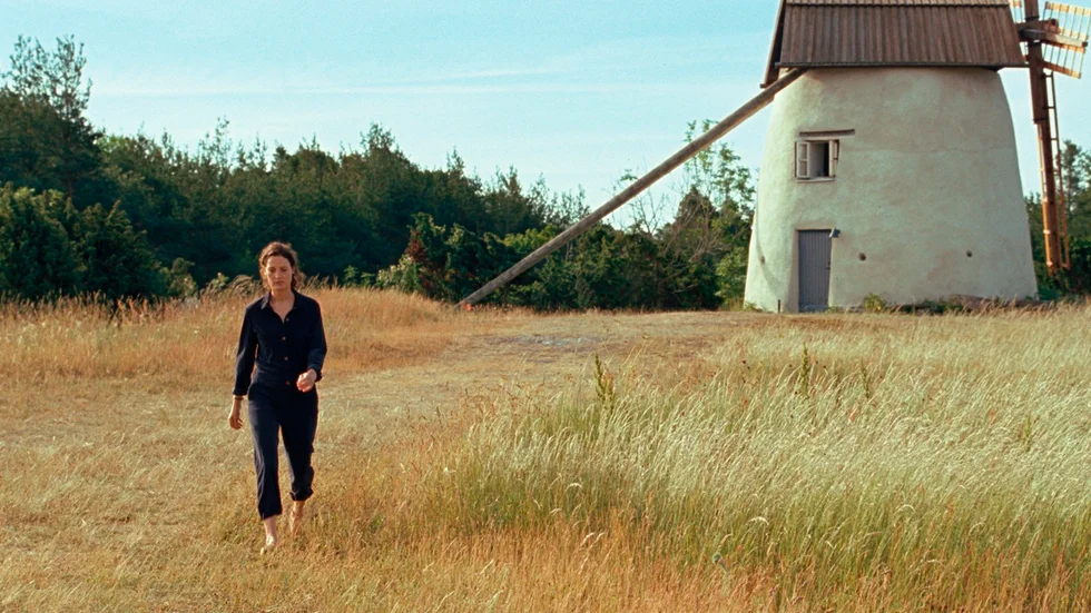 Chris (Vicky Krieps) flanerar runt på Fårö och funderar på sitt konstnärskap och på den svenske filmdiktaren Ingmar Bergman i Mia Hansen-Løves nya film "Bergman island".