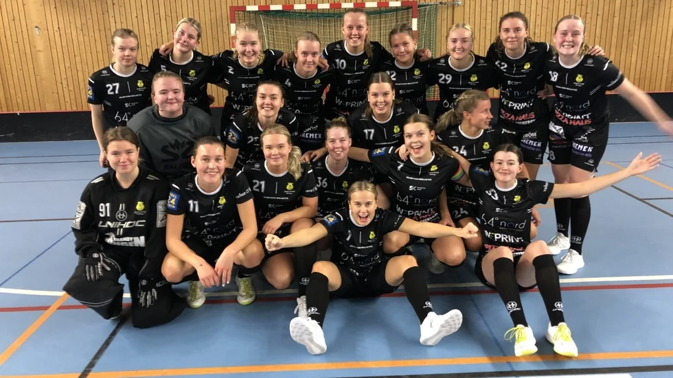 Glada miner i Gamla Stan efter 2–8-segern i premiären mot Team Thorengruppen SK.