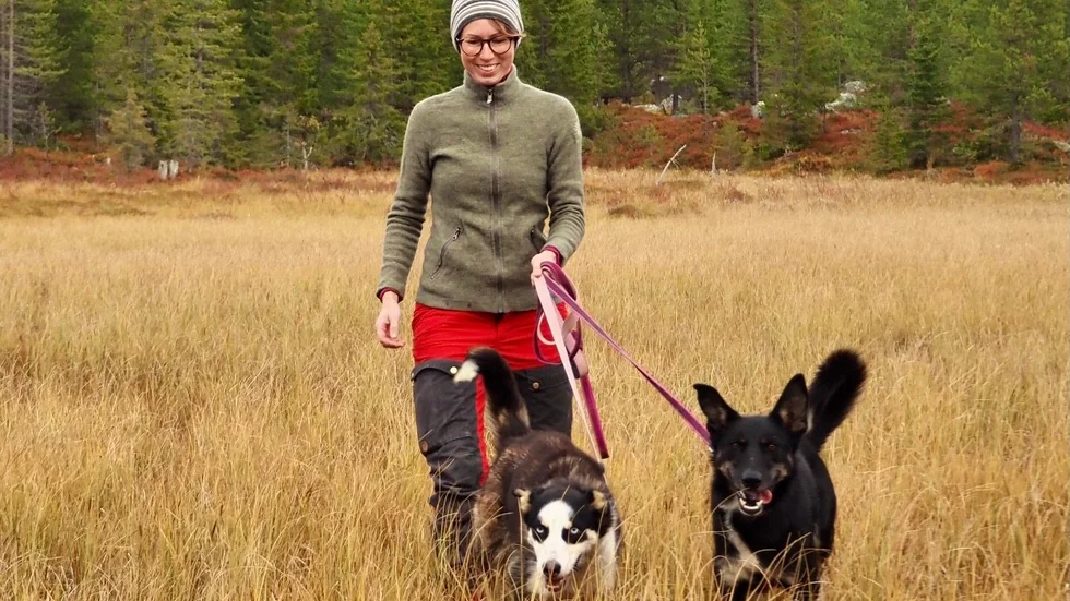 Johanna Cederlund driver ett hundspannsföretag i Långviken och är mycket trött på de upprepade störningarna i mobiltäckningen. "Det skapar en otrygghet", säger hon.