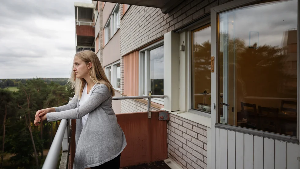 Psykologstudenten Astrid Petersson bor i Flogsta. Hennes partner Love Renström finns i Göteborg, för att det inte går att byta studieort på läkarprogrammet. "Allra argast är vi på att Uppsala universitet inte står för beskedet de givit oss", säger hon.