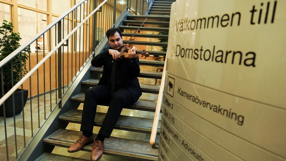Linköpings tingsrätt är tom och Armin Khajehdehi kan öva fritt.