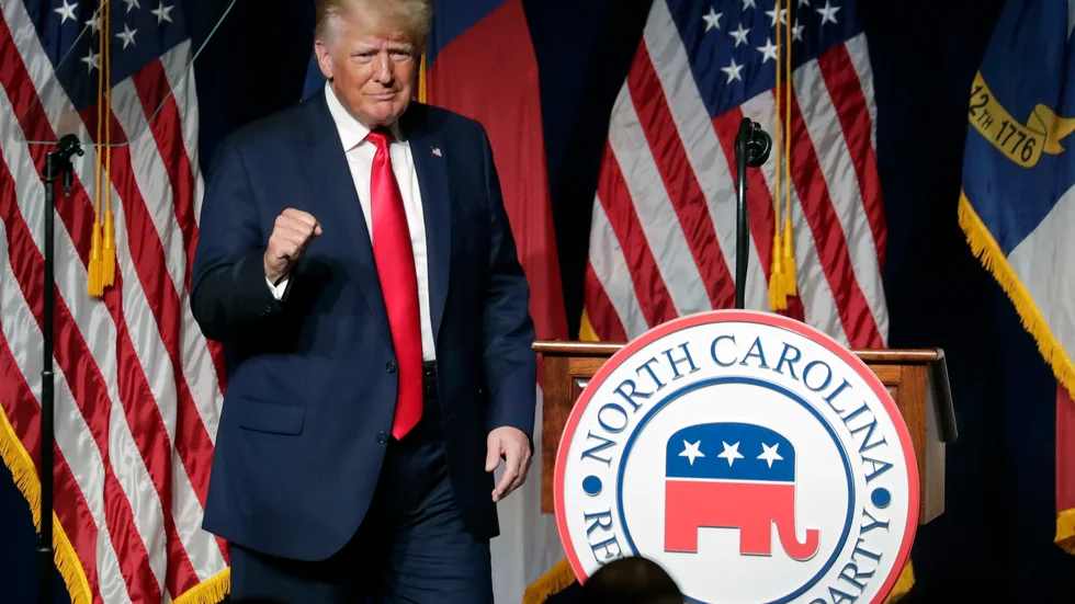 USA:s förre president Donald Trump på scen i Greenville, North Carolina, där han talade på ett republikanskt partikonvent.