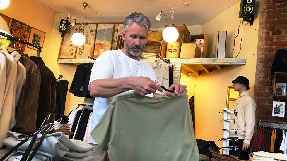 Johan Svanström säljer kläder både i butik och på sociala medier till sina lojala kunder som fortsatt handla under pandemin.