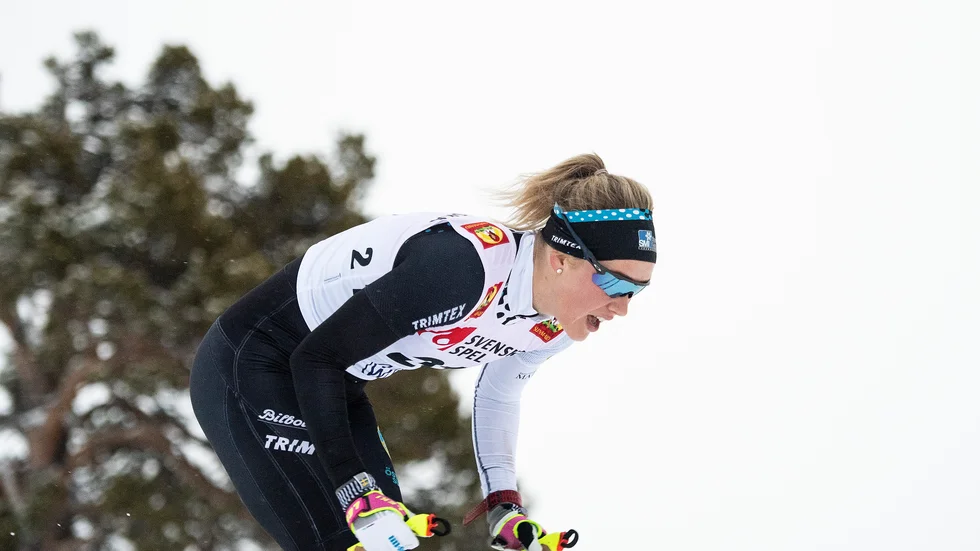 Jenny Larsson känner stor oro över sin skadade handled. Nu har det gått tre månader sedan hon kände av skadan första gången och läkningsprocessen drar ut på tiden.