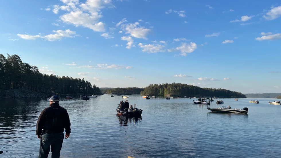 Sören Pettersson gav instruktioner till lagen innan starten vid Fiskarps ångbåtsbrygga.
