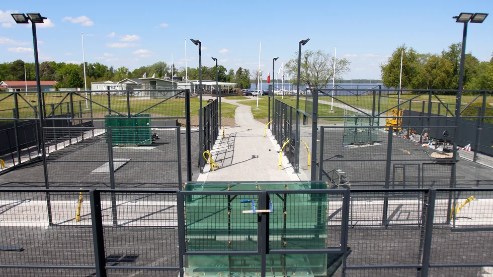 Seaside Padel öppnar under sommaren två dubbel- samt en singelbana intill Mälarbadens GK i Eskilstuna.