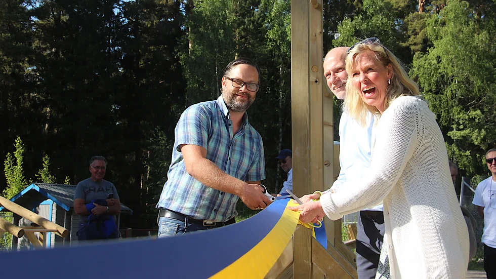 Bandet var klippt i Grillby. Nästa vecka öppnas nästa utegym i Lillkyrka. Idrotts- och fritidschefen Christopher Hoerschelmann, förvaltningschefen Jonas Nyström och nämndordförande Kristina Eriksson.