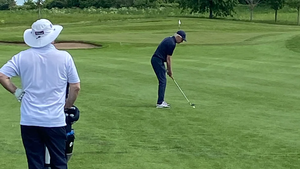 Vadstena golfklubbs bana var av hög klass när svenska H60-touren hade premiär på fredagen.